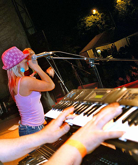 Festivāls «Sinepes un Medus 2004» – pirmā vakara viesu koncerts. Otrā daļa.9