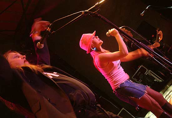 Festivāls «Sinepes un Medus 2004» – pirmā vakara viesu koncerts18