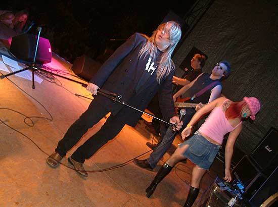 Festivāls «Sinepes un Medus 2004» – pirmā vakara viesu koncerts22