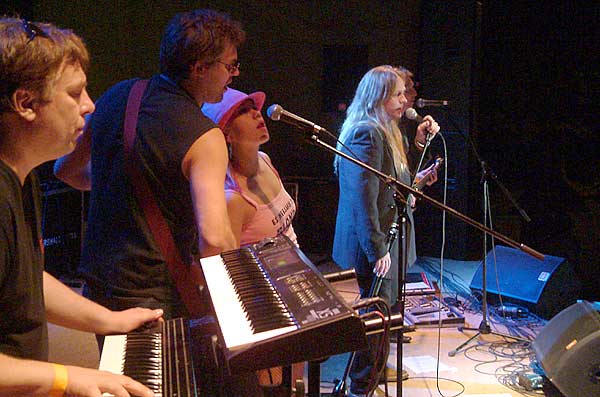 Festivāls «Sinepes un Medus 2004» – pirmā vakara viesu koncerts39