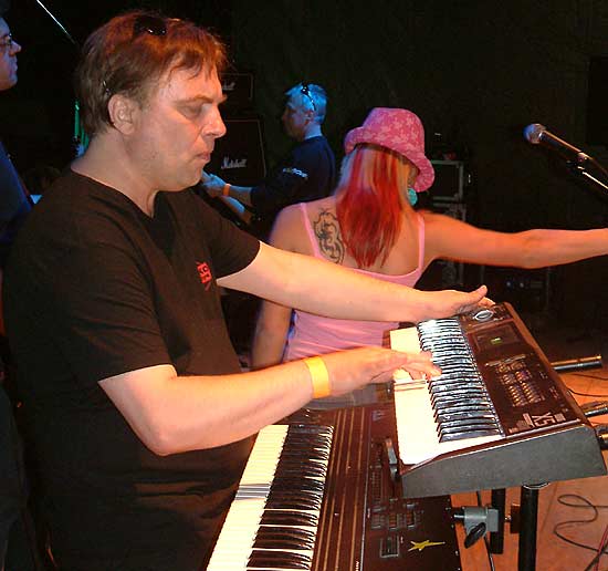 Festivāls «Sinepes un Medus 2004» – pirmā vakara viesu koncerts41