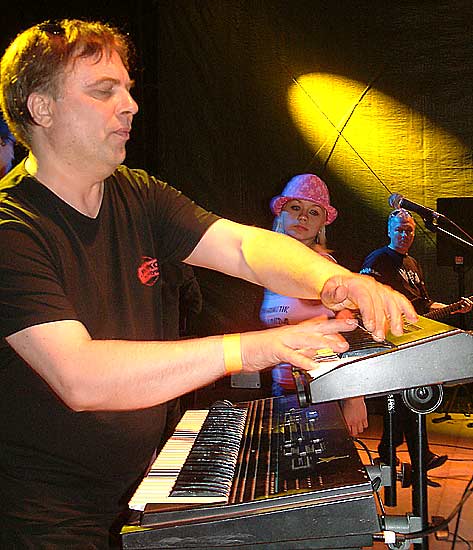 Festivāls «Sinepes un Medus 2004» – pirmā vakara viesu koncerts42