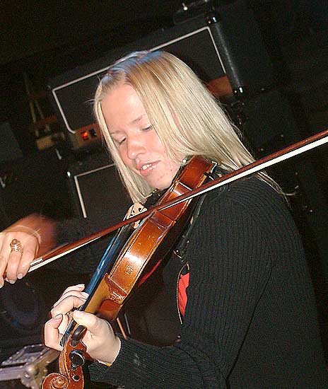 Festivāls «Sinepes un Medus 2004» – pirmā vakara viesu koncerts49