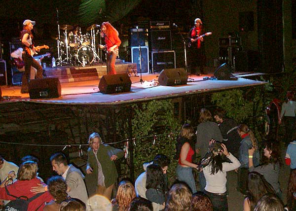 Festivāls «Sinepes un Medus 2004» – pirmā vakara viesu koncerts52