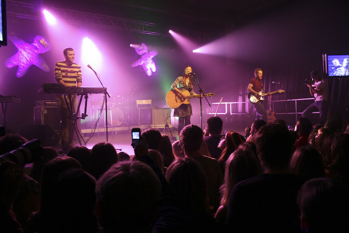 <em>Astro'N'Out</em> debijas albuma koncerts Rīgā, <em>Sapņu fabrikā</em>36