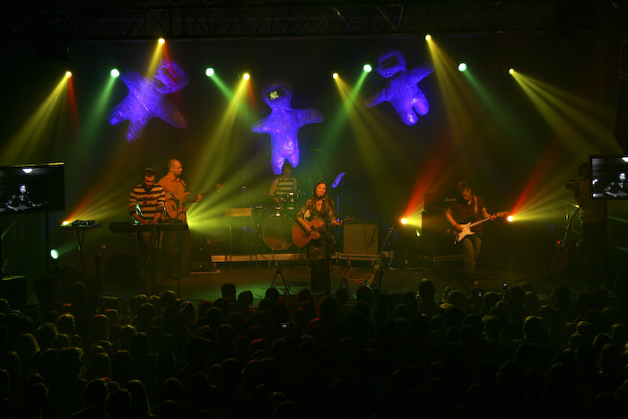 <em>Astro'N'Out</em> debijas albuma koncerts Rīgā, <em>Sapņu fabrikā</em>38