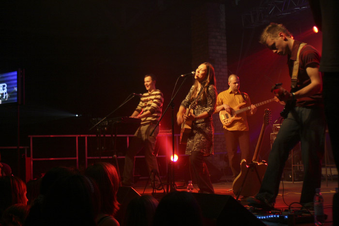 <em>Astro'N'Out</em> debijas albuma koncerts Rīgā, <em>Sapņu fabrikā</em>46