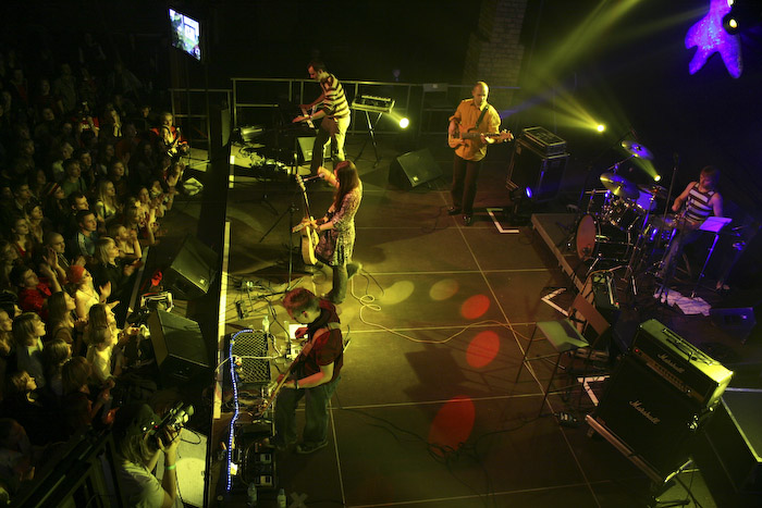 <em>Astro'N'Out</em> debijas albuma koncerts Rīgā, <em>Sapņu fabrikā</em>54
