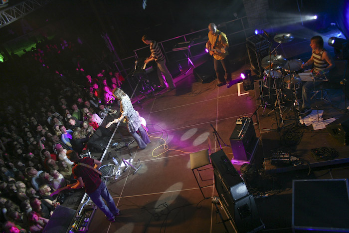<em>Astro'N'Out</em> debijas albuma koncerts Rīgā, <em>Sapņu fabrikā</em>58