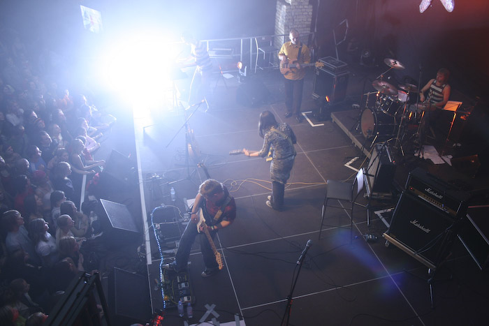 <em>Astro'N'Out</em> debijas albuma koncerts Rīgā, <em>Sapņu fabrikā</em>63