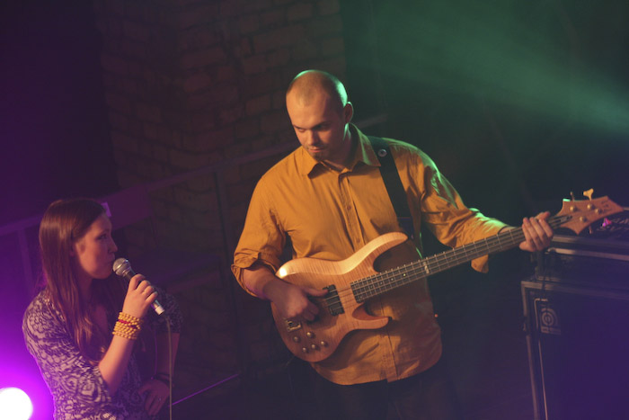 <em>Astro'N'Out</em> debijas albuma koncerts Rīgā, <em>Sapņu fabrikā</em>65
