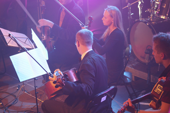 <em>Astro'N'Out</em> debijas albuma koncerts Rīgā, <em>Sapņu fabrikā</em>69