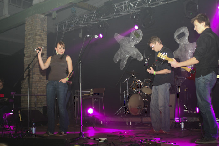 <em>Astro'N'Out</em> debijas albuma koncerts Rīgā, <em>Sapņu fabrikā</em>7