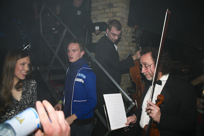 <em>Astro'N'Out</em> debijas albuma koncerts Rīgā, <em>Sapņu fabrikā</em>71