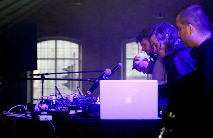 Franču apvienības <em>Birdy Nam Nam</em> un džeza spridzekļu <em>No Jazz</em> koncerts Rīgā, Dzelzceļa muzejā10