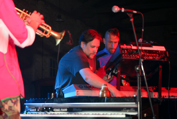 Franču apvienības <em>Birdy Nam Nam</em> un džeza spridzekļu <em>No Jazz</em> koncerts Rīgā, Dzelzceļa muzejā47