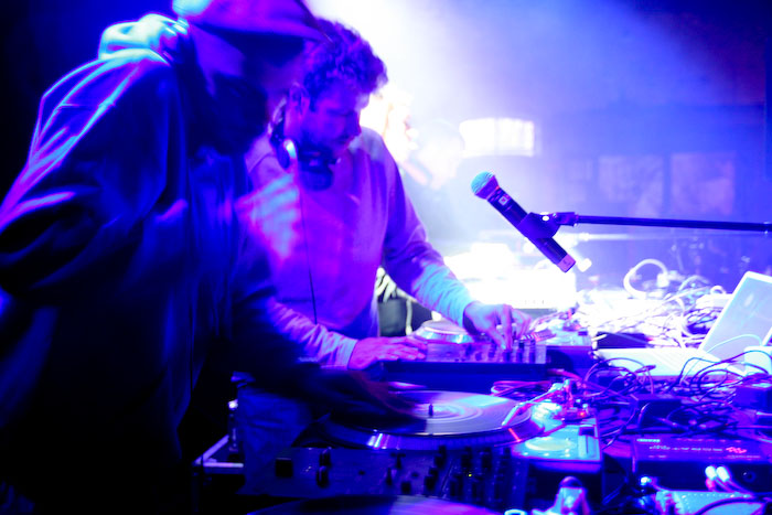 Franču apvienības <em>Birdy Nam Nam</em> un džeza spridzekļu <em>No Jazz</em> koncerts Rīgā, Dzelzceļa muzejā6