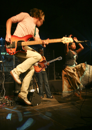 <em>Freshly Ground </em>un <em>Kosheen </em>koncerts <em>Sapņu fabrikā</em>20