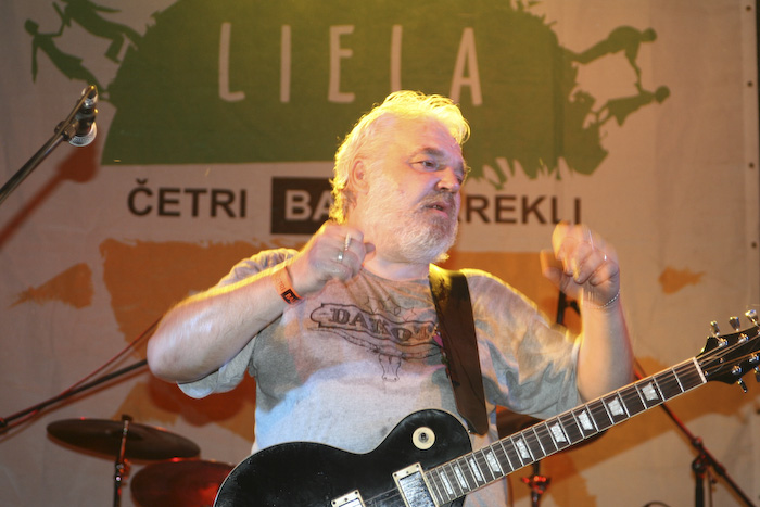 Četru Baltu Kreklu <em>Lielā Zaļumballe</em> Valkā11