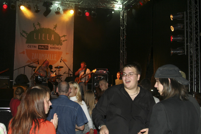 Četru Baltu Kreklu <em>Lielā Zaļumballe</em> Valkā4
