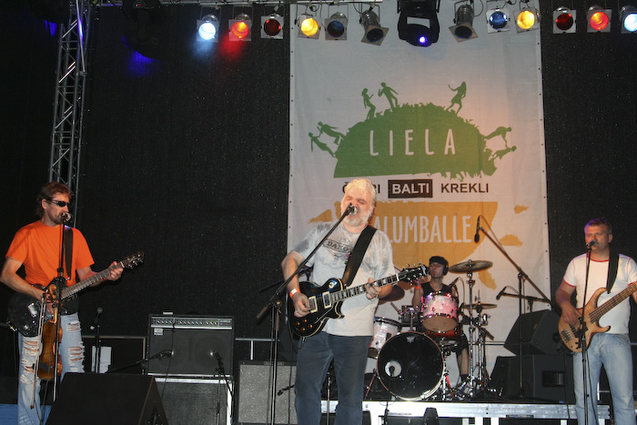 Četru Baltu Kreklu <em>Lielā Zaļumballe</em> Valkā8