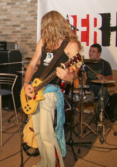 <em>Superhuman</em> debijas albuma prezentācija10