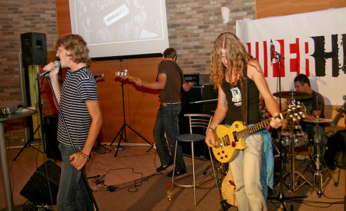<em>Superhuman</em> debijas albuma prezentācija12
