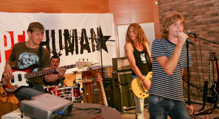 <em>Superhuman</em> debijas albuma prezentācija13