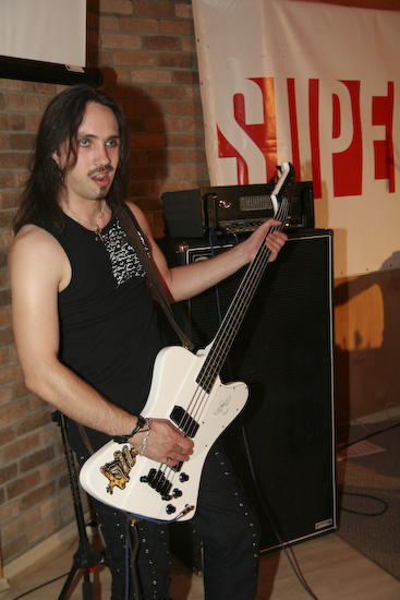 <em>Superhuman</em> debijas albuma prezentācija33
