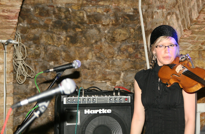 Grupas <em>Hospitāļu iela</em> atvadu koncerts <em>Studentu klubā</em>54