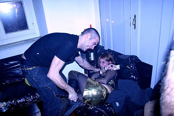 Itālija. House / sex / porno / hard-to-describe party. (Mājas /seksa /pornogrāfijas /grūti-aprakstīt grūstiņš)10