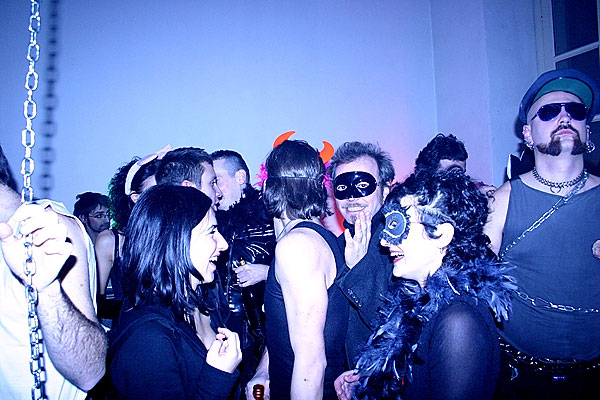 Itālija. House / sex / porno / hard-to-describe party. (Mājas /seksa /pornogrāfijas /grūti-aprakstīt grūstiņš)11