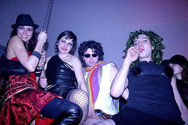 Itālija. House / sex / porno / hard-to-describe party. (Mājas /seksa /pornogrāfijas /grūti-aprakstīt grūstiņš)17