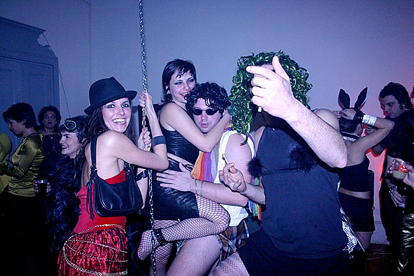 Itālija. House / sex / porno / hard-to-describe party. (Mājas /seksa /pornogrāfijas /grūti-aprakstīt grūstiņš)18