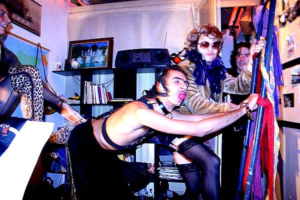 Itālija. House / sex / porno / hard-to-describe party. (Mājas /seksa /pornogrāfijas /grūti-aprakstīt grūstiņš)2