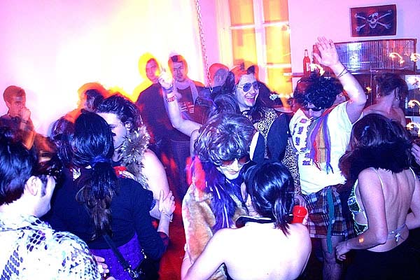 Itālija. House / sex / porno / hard-to-describe party. (Mājas /seksa /pornogrāfijas /grūti-aprakstīt grūstiņš)30