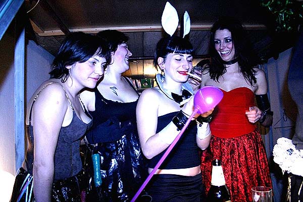 Itālija. House / sex / porno / hard-to-describe party. (Mājas /seksa /pornogrāfijas /grūti-aprakstīt grūstiņš)38