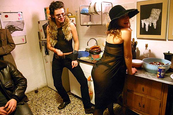 Itālija. House / sex / porno / hard-to-describe party. (Mājas /seksa /pornogrāfijas /grūti-aprakstīt grūstiņš)43