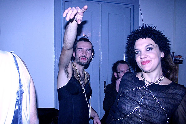 Itālija. House / sex / porno / hard-to-describe party. (Mājas /seksa /pornogrāfijas /grūti-aprakstīt grūstiņš)8